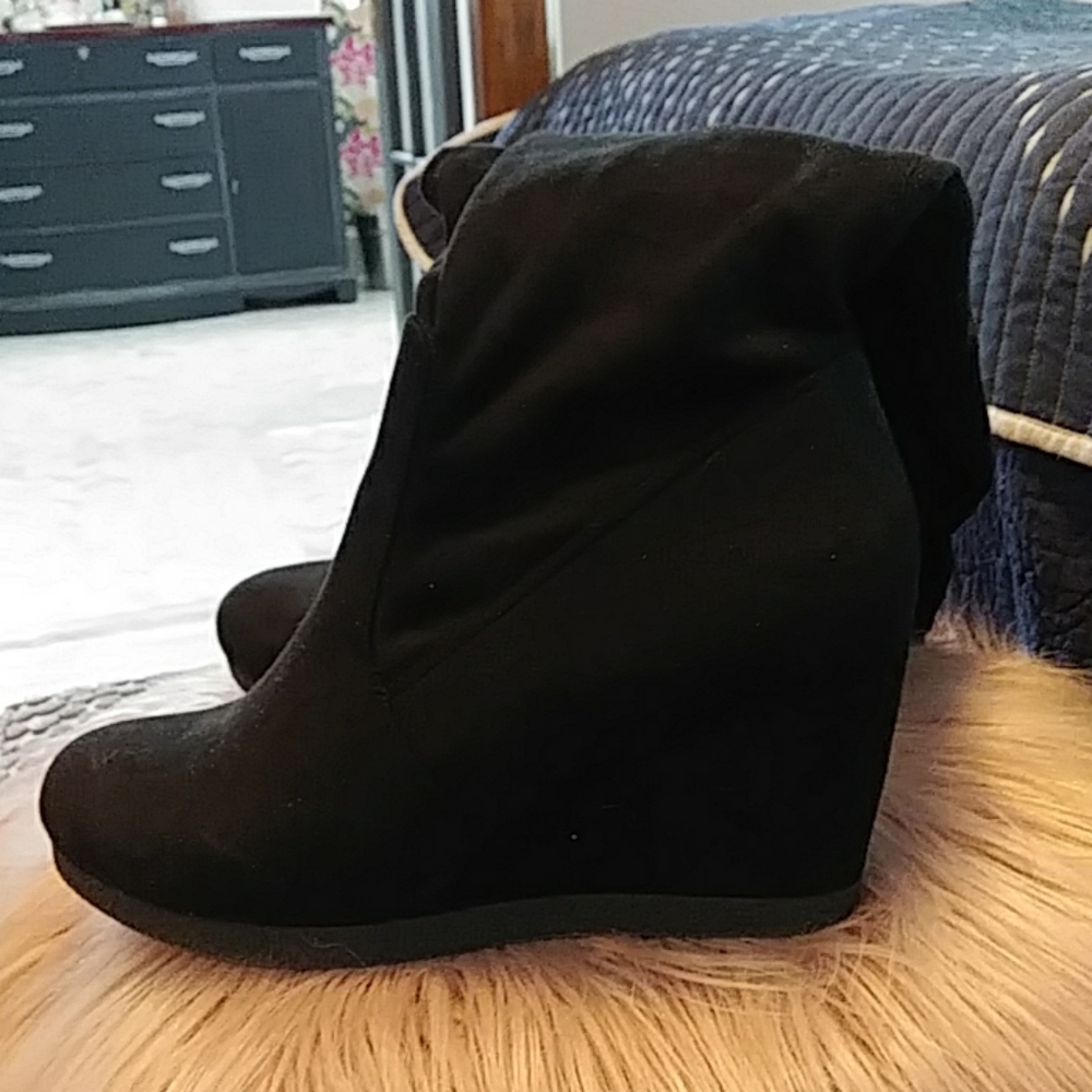 Faux suede wedge heel boots 10